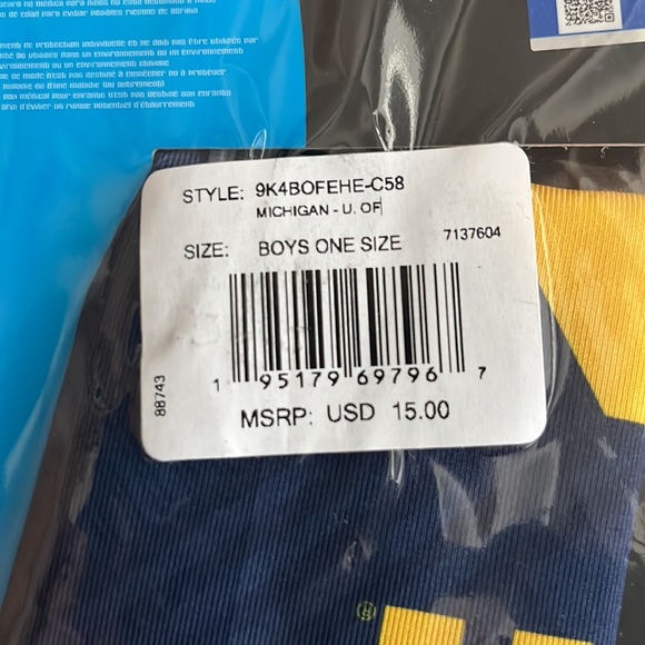 University of Michigan gator/scarf. NWT, can be worn 6 different ways. - Picture 4 of 4
